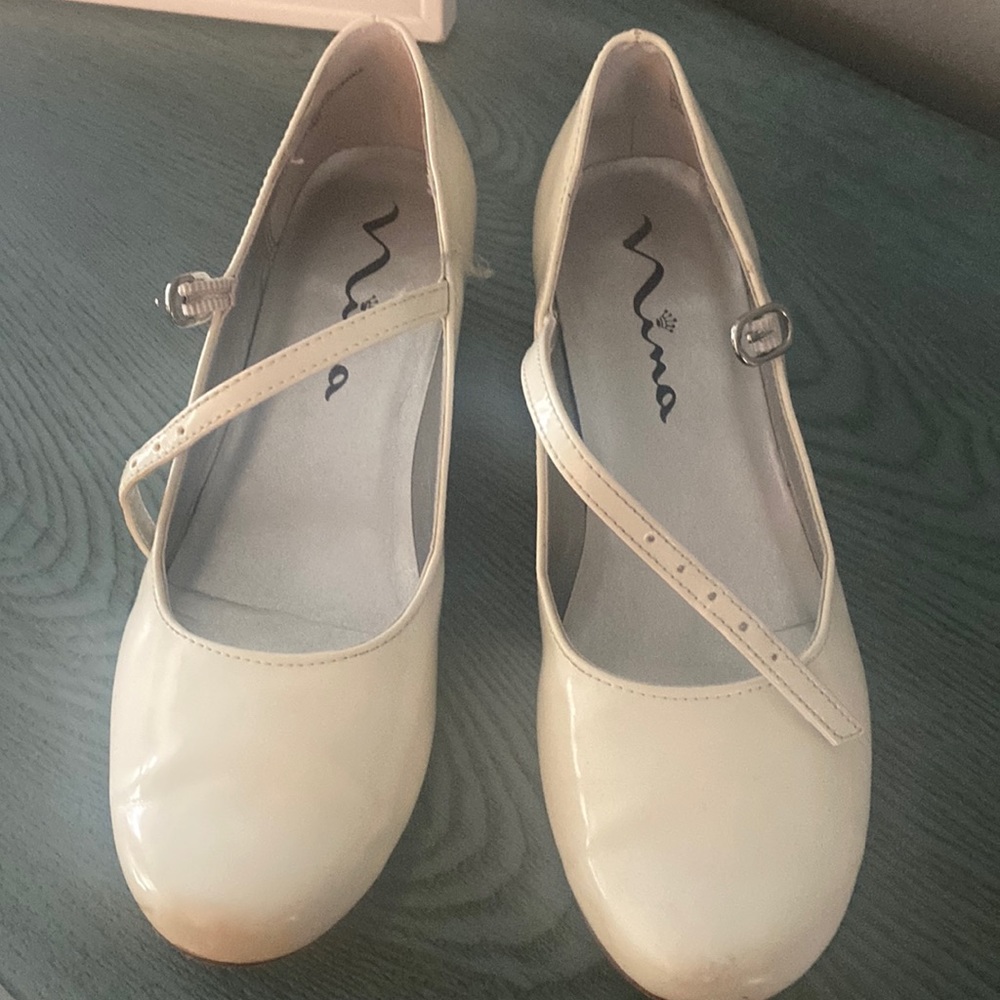 Girls crème patent leather dress shoes. Nina brand. Size 2.